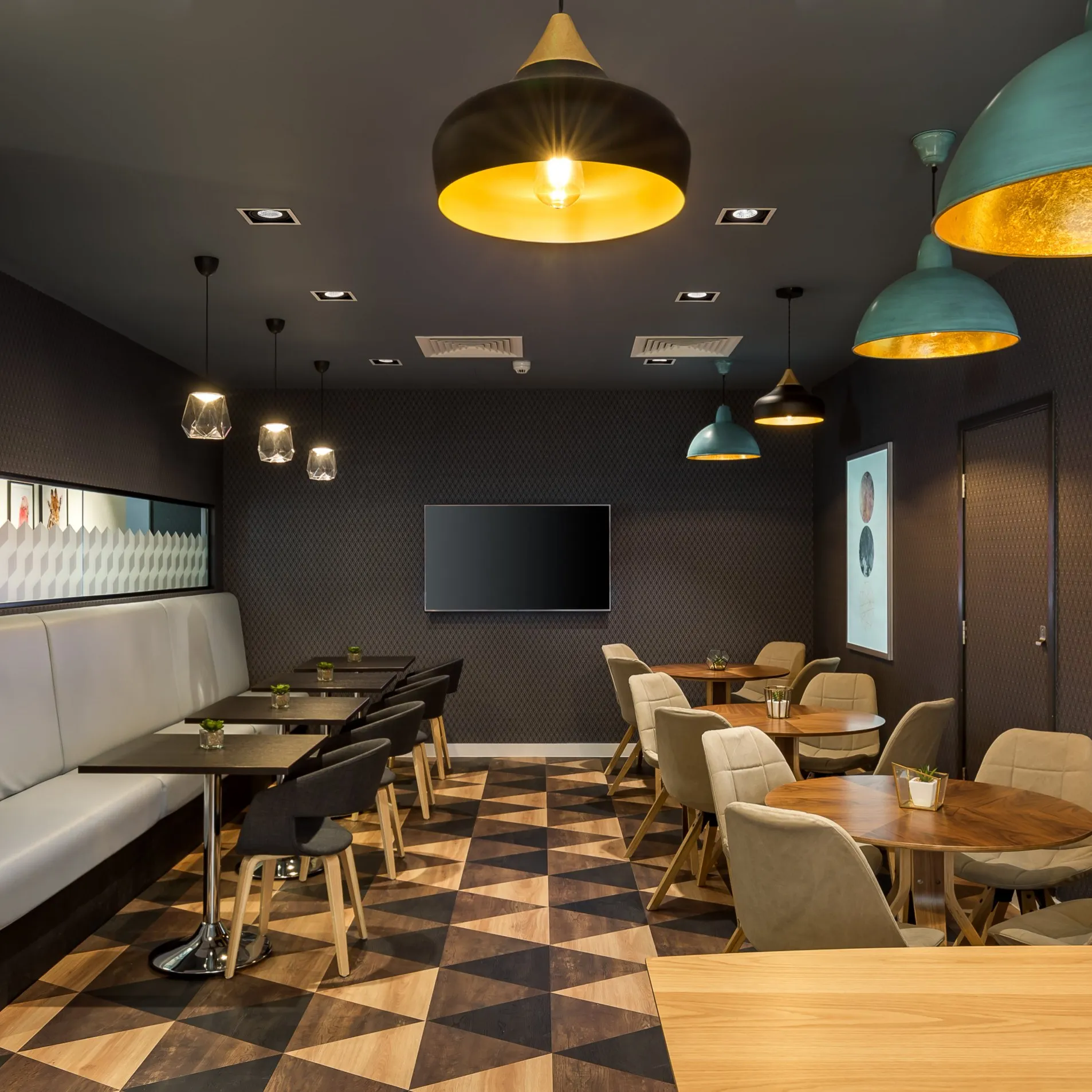 Ealing Cross, 
85 Uxbridge Road