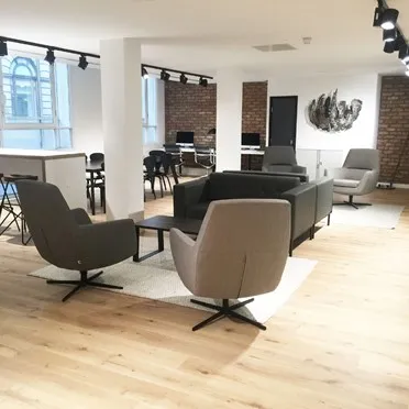 32
Threadneedle Street