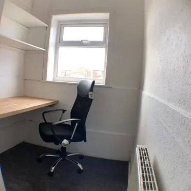 Crescent West Business Centre, 
2A Crescent West